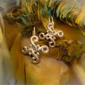 🍀Celtic knot silver pierced earrings, 3/4” square, hinged back closure